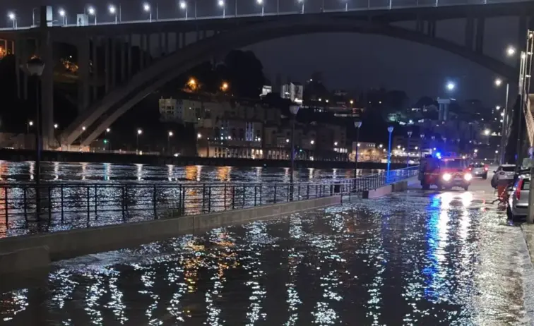 Douro transbordou de madrugada e ocupou margens do Porto e Gaia